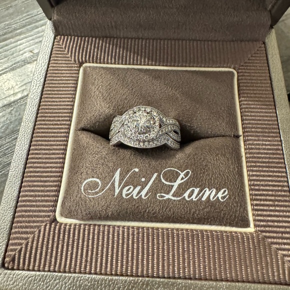 Neil Lane Diamond Ring with Tolkowsky Round Brilliant Center Stone. Size 6 - Picture 2 of 9